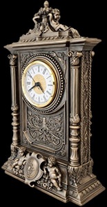 Detalje af de tredimensionelle englefigurer i bunden af Veronese-uret, fremstillet i bronze-lignende finish. Engle med vinger og yndefulde positurer